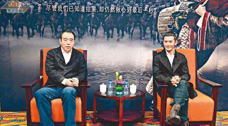 黃曉明與陳凱歌在發布會上互笠高帽。