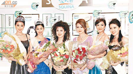 岑麗香（左二）昨率一眾出爐國際中華小姐領取獎金獎品。