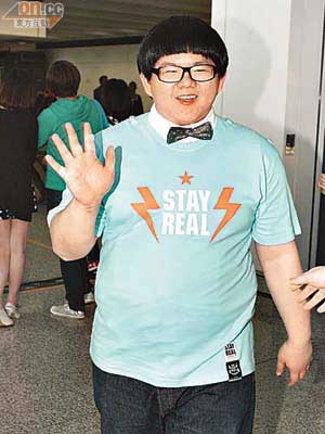 小胖甫抵香港，即向在場記者打招呼。