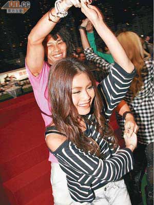 周秀娜和Bro5成員La Ying開心起舞。