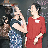 韓君婷與田蕊妮（右）在台上有講有笑。
