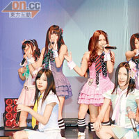 AKB48和SKE48交叉合作，以可愛造型載歌載舞。