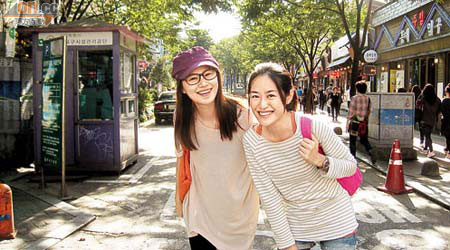 嘉琪（右）與黃翠如遊韓國，四處觀光shopping。