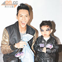 小男孩扮陳偉霆在ＭＶ中的Cool爆造型出場，逗得陳偉霆笑不停。