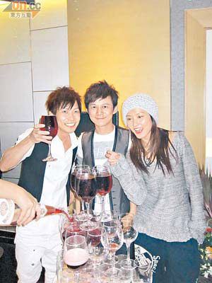張智成（左起）、湖南衛視主持何炅和台劇女星徐佳縈飲番杯。