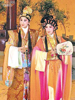 蓋鳴暉（左）演出粵劇折子戲，為東華籌款。