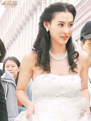 栢芝穿上白色露肩裝婚紗及佩戴六百萬鑽飾出場，非常搶鏡。