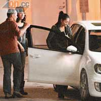 宣萱與男友Ruan送胡定欣上車，Ruan有風度地為她開車門。