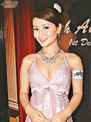 A. Lin前晚行婚紗騷大晒性感。