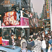 巴士巡遊<br>銅鑼灣乍現星蹤，吸引大批市民圍觀。