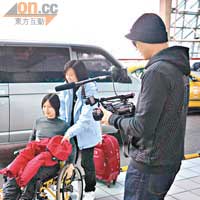 癌症病童難得到北京，黑人（右）為他們拍下錄像留念。