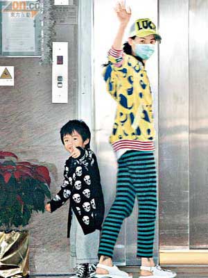 栢芝返回寓所後向記者道別，Lucas則蹦蹦跳學着母親揮手。