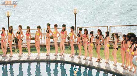 池邊食風<br>19位中國小姐候選佳麗穿上三點式泳衣在泳池邊凍到打冷震。
