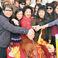 家燕姐（左三）與信和集團商場推廣總經理蘇蔡潔蓮（左二）、陳奐仁（左一）一起切燒豬。