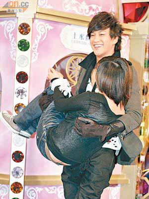 何潤東抱起女fans，令對方面紅耳赤。