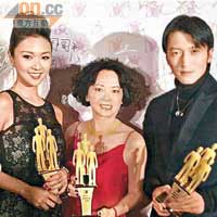 （左起）薛凱琪、查小欣與謝霆鋒在新一年即有獎攞。