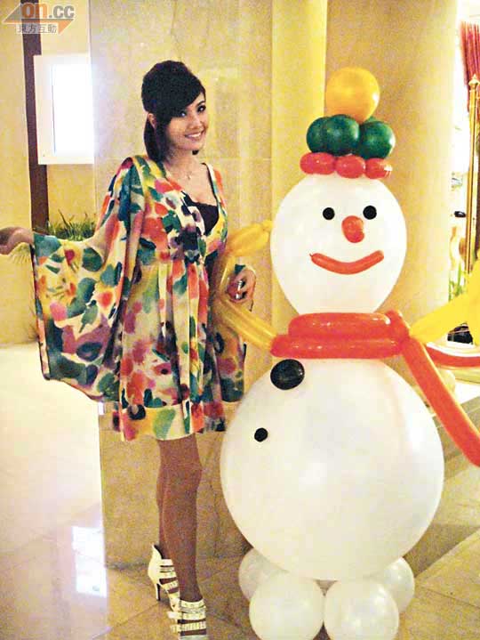 趙碩之被酒店內的聖誕裝飾吸引，拍照留念。