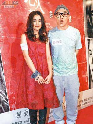 緋聞男女陳奕迅與謝安琪在記者三催四請下才肯合照。