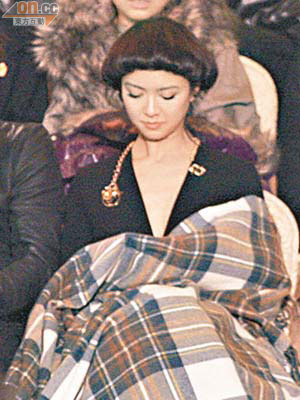 前晚天氣寒冷，令性感打扮的薛凱琪要用披肩取暖。