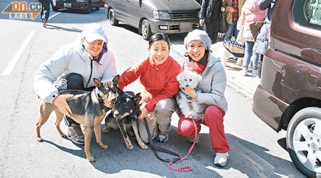 宣萱（中）與男友及江美儀帶同愛犬行善。