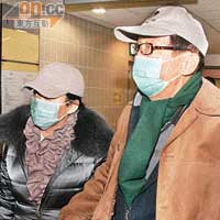 朱玲玲父親（右）在親友陪同下前往醫院探望妻子。