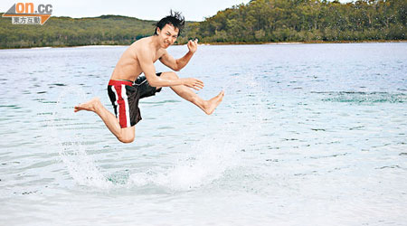 吳彤於島上享受陽光海灘，似拍寫真。