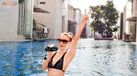 區文詩豪住Resort酒店，每日走出露台便跳入水中，好不寫意。
