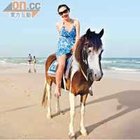 Angela在沙灘上騎馬大呼浪漫。