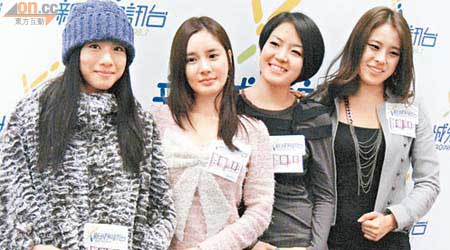 Stephy（左）與韓國女子組合Y.E.S宣傳新歌。