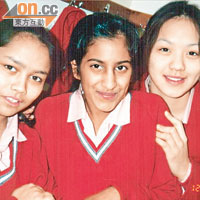 官恩娜在英國留學期間，與不同種族的同學結成好友。