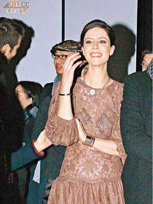 Anna Mouglalis以透視裙子現身，難得仍保持笑容。