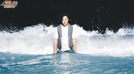 陳奕迅拉大隊到大嶼山沙灘拍攝EP封套。