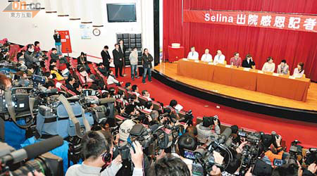 Selina燒傷後首度曝光，吸引三十多間媒體採訪。