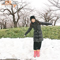 岑潔儀在北海道的雪地上收到男友送的飾物，令她感動落淚。