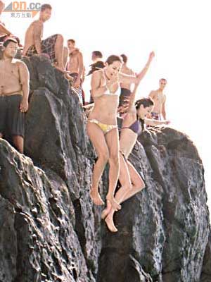 Jocelyn在夏威夷度假時，與妹妹一起玩跳崖，認真大膽。