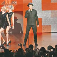Pet Shop Boys在派對中表演，掀起高潮。
