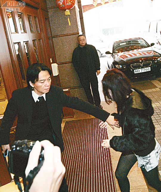 阿敬下車後拖着女友快步進入酒店擺脫記者。