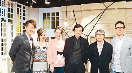 陳啟泰（右一）、黃百鳴（右三）、諸葛梓岐（左三）、譚凱琪（左二）等錄影節目《瘋狂睇樓團》。