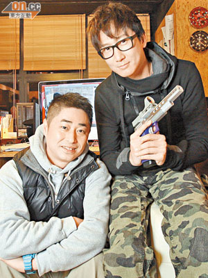 洪天明（右）與槍械專家阿翔一講到玩槍就滔滔不絕。