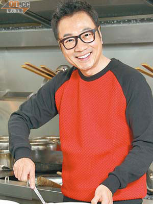 黎耀祥每年都會在家自製蘿蔔糕，手勢有板有眼。