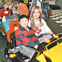 傅穎身為關懷大使，與小朋友玩小型賽車。