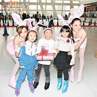 兔女郎打扮的楊汀叮（左）及松岡李那（右），與一班小朋友玩溜冰。