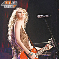 Taylor自彈自唱，大騷才能。
