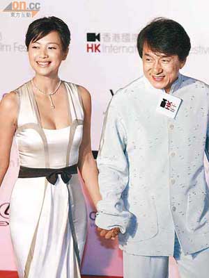 徐靜蕾及成龍曾合作《新宿事件》，此後二人不時聯絡成為老友，此乃09年兩人拖手出席第33屆香港國際電影節時合照。（資料圖片）