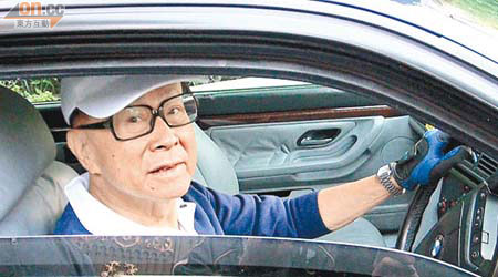 李嘉誠絞低車窗跟在場記者說「早晨」。