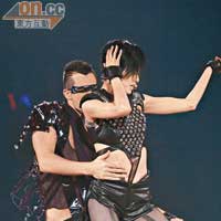 GiGi與男舞蹈員火辣共舞。