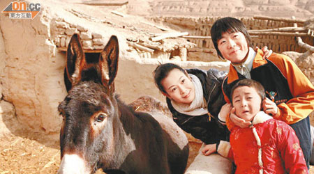 劉若英在山上與小孩合照。