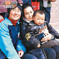 劉若英透過微博直播探訪接受捐助的學生家庭。