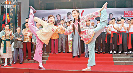劉璇（左）與法拉擺出「金雞獨立」甫士。