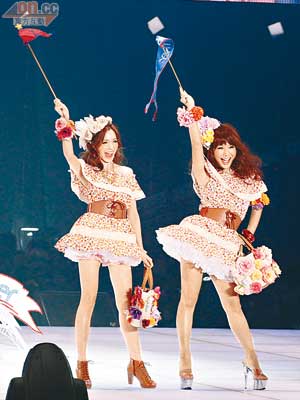 日本變性人春菜愛（右）與藤井莉娜在台上豪邁起舞。